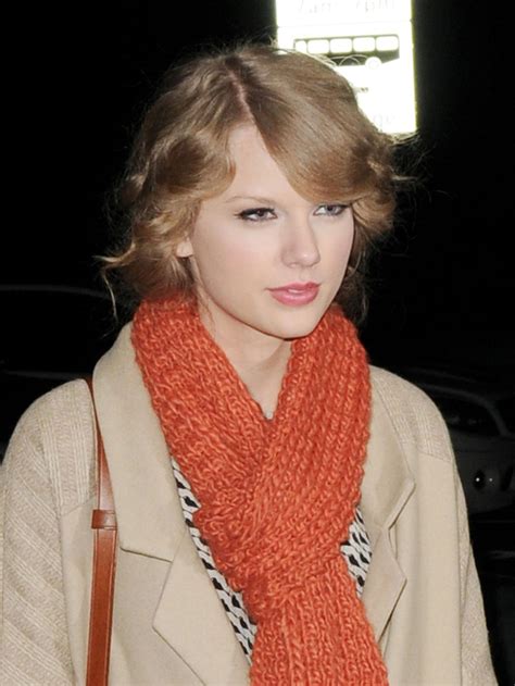 what happened to Taylor Swift scarf